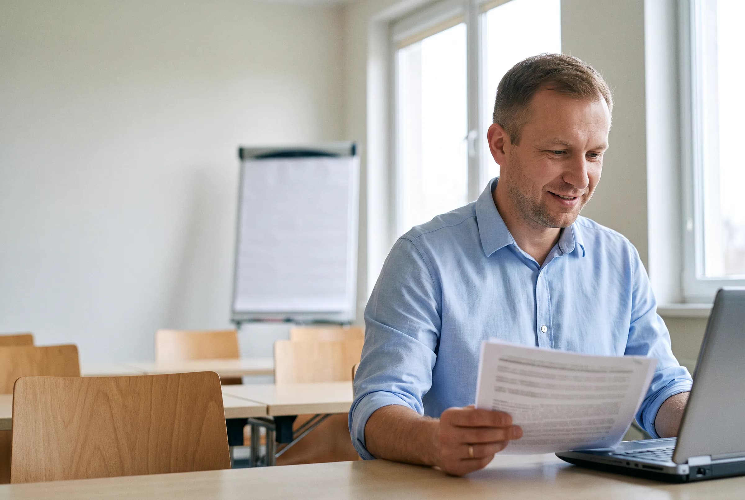 Menedżer szkoleń z wydrukiem w sali szkoleniowej